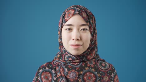 Happy-smiling-asian-muslim-young-woman-in-hijab.